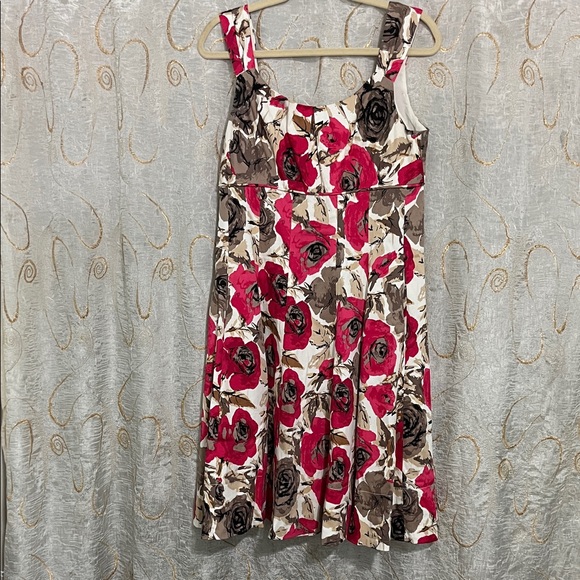 Maggy London Dresses & Skirts - Maggy London Floral Midi Dress - Red, Brown, and Cream